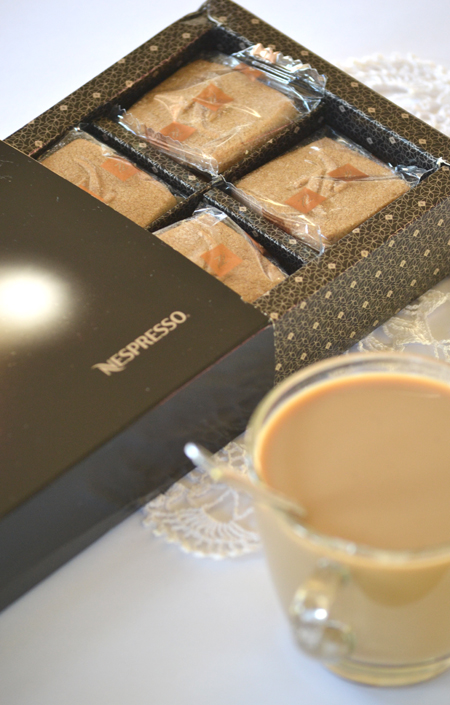 A Speculoos Limited Edition kekszekkel ünnepi hangulatot csempészhet a kávézás perceibe. A Speculoos keksz belga finomság, hasonlít a mi mézeskalácsunkhoz, de nincs benne méz, viszont tartalmaz finom vajat és sok ínycsiklandozó fűszert. A gazdag ízű, vajas-ropogós fahéjas kekszeket külön-külön becsomagolva helyezték el az elegáns dobozban. A Speculoos kekszeket a Nespresso szakértői úgy készítették el, hogy ízükkel és illatukkal még harmonikusabbá varázsolják a kávé élvezetét.