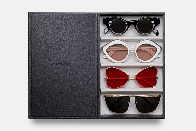 Természetesen díszboboz is jár a napszemüveg-kollekcióhoz, ami a <a href="http://www.momastore.org/museum/moma/ProductDisplay_Super%20Andy%20Warhol%20II%20Sunglasses_10451_10001_210571_-1_26708_58161_208871" target="_blank">megvásráolható a Moma Store-ban "barátságos" 2000 dollárért</a>.
