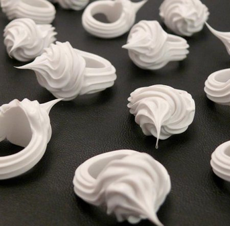 fotó: http://www.artaurea.de/jewelries/36-tanja-hartmann habcsokgyuru01