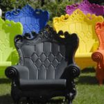 Luxus a kertben: királynői fotel műanyagból