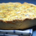 Camembertes-márványsajtos-hagymás quiche