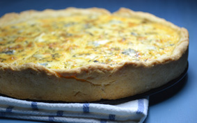 Camembertes-márványsajtos-hagymás quiche