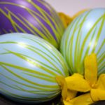 Húsvét: fűszálakkal díszített tavaszi tojás