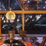 Új-Zélandi romantika: erdei ház a pohutukawák között