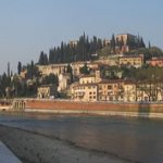Verona: a barna tetős város az erkélyen túl
