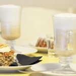 La Delizia: kávézó hófehér székkel és isteni kekszekkel