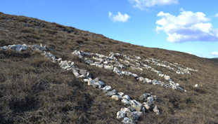 Szeles dombok, kövekkel kirakott szerelmes üzenetek
