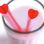 Februári romantika: piros, szív alakú szívószál