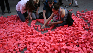 Negyvenezer piros kocka Budapesten