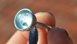 Gyémántgyűrű: lebegő gyémánt táncol a buborékkal
