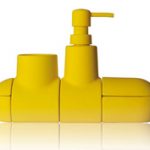 Vidám és különleges: sárga tengeralattjáró a fürdőben