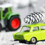 Karácsony: havas mesevilág traktorral és Trabanttal