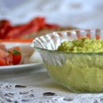 Gyors vacsora főzés nélkül: guacamole és a zöldségek
