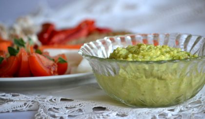 Gyors vacsora főzés nélkül: guacamole és a zöldségek