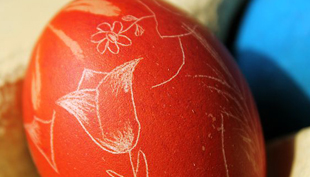 Törékeny húsvéti varázslat: hímezz tojást sniccerrel!