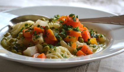 Tavaszi leves zöldségekkel és egy fej fokhagymával