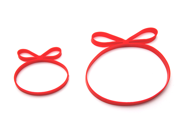 Kétféle méretben készül a piros, masnis gumi/Design: Monkey Business