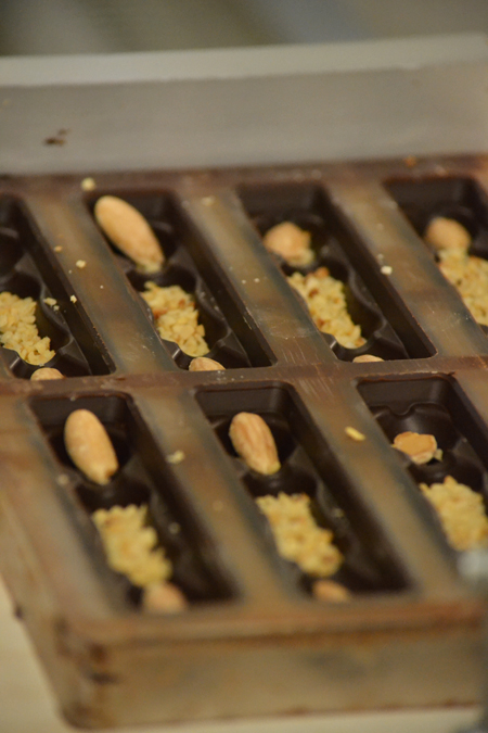 Kalandok a csokigyárban. A futószalagon a Melódia szelet készül éppen/Fotó: Myreille