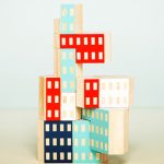 Játék: toronyházak kézzel festett fakockákból