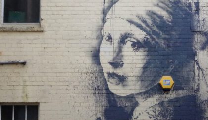 Banksy: Lány beszakadt dobhártyával