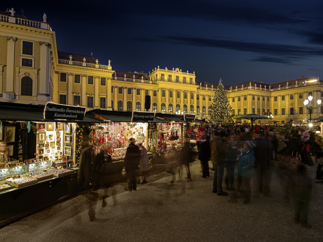 Kulturális és karácsonyi vásár a Schönbrunni kastély udvarán/Fotó: WienTourismus / Christian Stemper