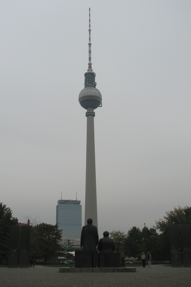 368 méteres tévétorony valamint Marx és Engels háta, Berlin (Fotó: Myreille)