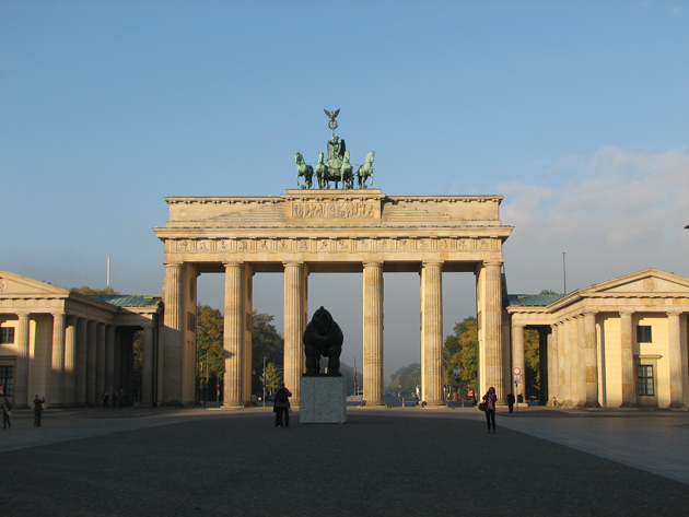 Brandenburgi kapu (Brandenburger Tor) és előtte Botero szobra, Berlin, 2007 (Fotó: Myreille)