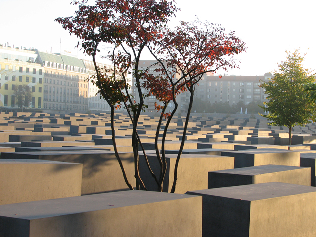 Holokauszt-emlékmű (Denkmal für die ermordeten Juden Europas), Berlin. Az 19.000 m²-es jelképes sírkert tömbjei a felszínen egy síkban látszanak, ám a köztük lévő utak hol mélyebbek, hol magasabbak. Felkavaró közöttük sétálni. (Fotó: Myreille)