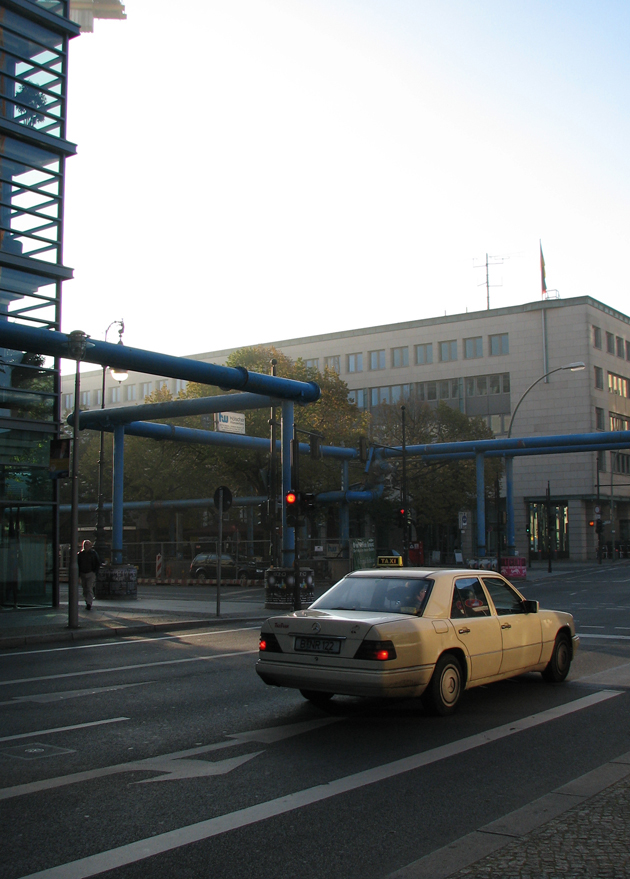 Föld felett futó vezetékek, Berlin (Fotó: Myreille)