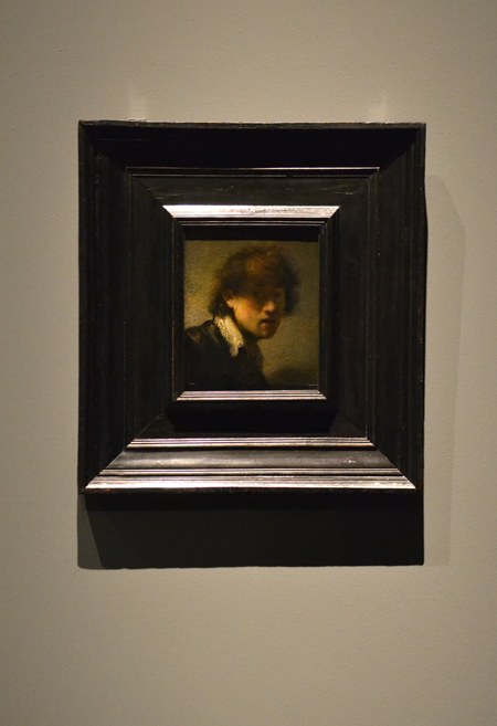 Rembrandt igazi szelfikirály volt. Több mint 70 önarcképet festett. Ez az egyik legkorábbi. Ebben az időben az arckifejezéseket tanulmányozta és ehhez önmaga volt a modell. Vágott egy pofát és megfestette.