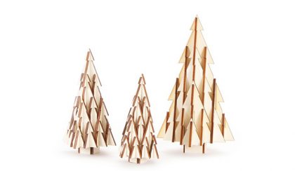 Karácsonyfákból épített dizájn karácsonyfa