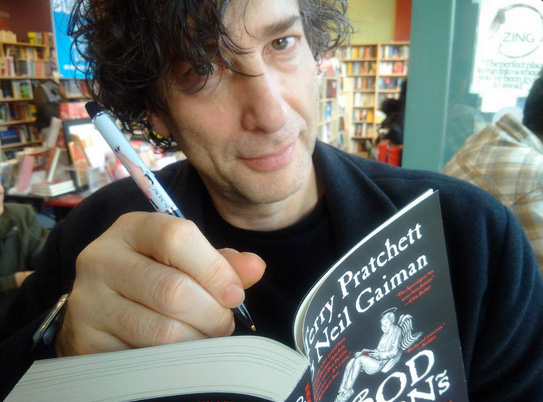 Amanda Palmer férje, Neil Gaiman az Elveszett próféciákat dedikálja a "Dear Daily Mail" vetkőzős tollal