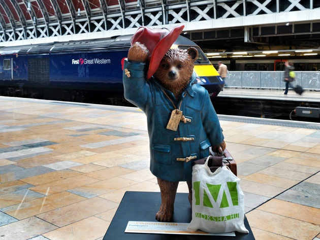 A medve, akit Paddingtonnak hívtak és a moksha-táska a londoni Paddington pályaudvaron