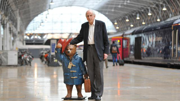 Michael Bond és Paddington a Paddington állomáson. Fotó: visitlondon.com - Jon Furniss