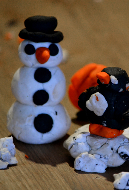 A hóember és a pingvin, háttérben egy narancssárga csiga. - Snowman FUN/Lush (Fotó: Myreille)