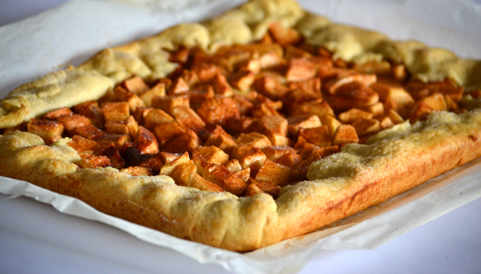 Sok fahéjas alma, finom tészta, azaz elronthatatlan, rusztikus almás pite (Fotó: Myreille)
