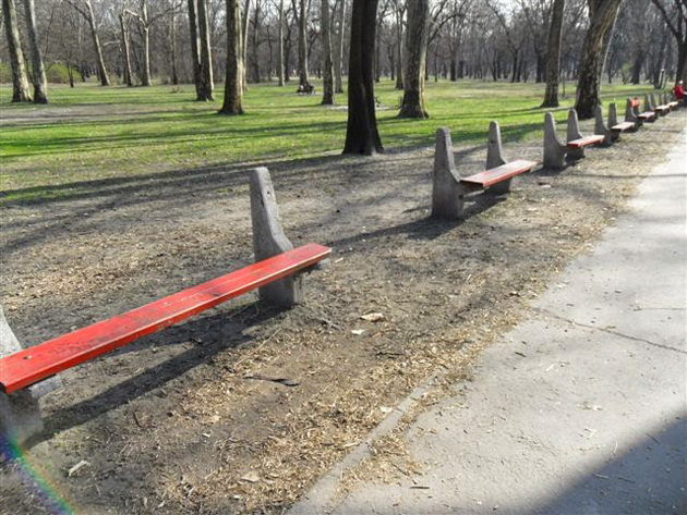 Megrongálódott Városliget típusú padok (Fotó: Főkert)