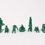 Belső béke: jógázó zöld játékkatonák