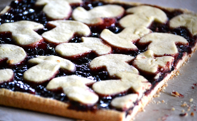 Erdei hangulatban: Josta lekvárral készült "gombás" linzer. Természetesen gomba nincs benne, csak a tetejét díszítettük gomba formájú linzerekkel. (Fotó: Myreille)