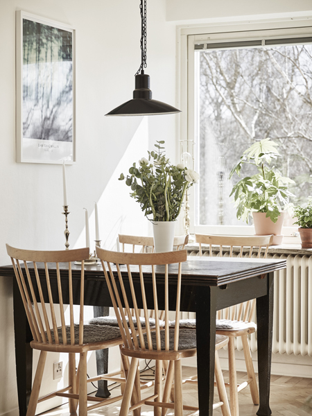 A sötét asztal mellett a világos székek egyszerre elegánsak és dizájnosak, miközben egyik bútor sem dizájn bútor. (Fotó: stadshem.se)