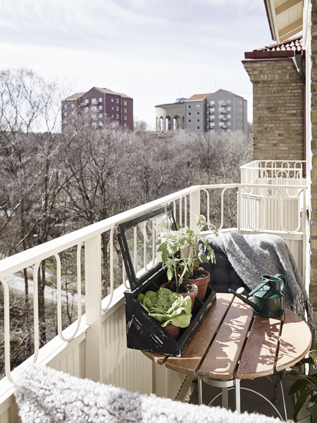 A lakáshoz tartozik egy apró erkély is, amelyen egy kis azstal és két szék fér el. (Fotó: stadshem.se)