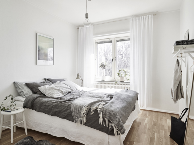 A hálószobát is a fehér és a szürke uralja, így van értelme a szürke ötven árnyalatának. (Fotó: stadshem.se)