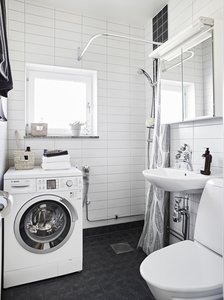 A fürdőszoba egyszerűsége már-már puritán, de megtalálható benne minden, amire a 21. században szükség van.  (Fotó: stadshem.se)