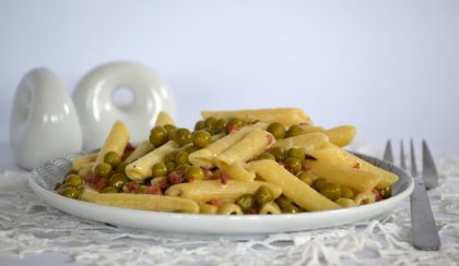 Tavaszi carbonara zöldborsóval, pennével