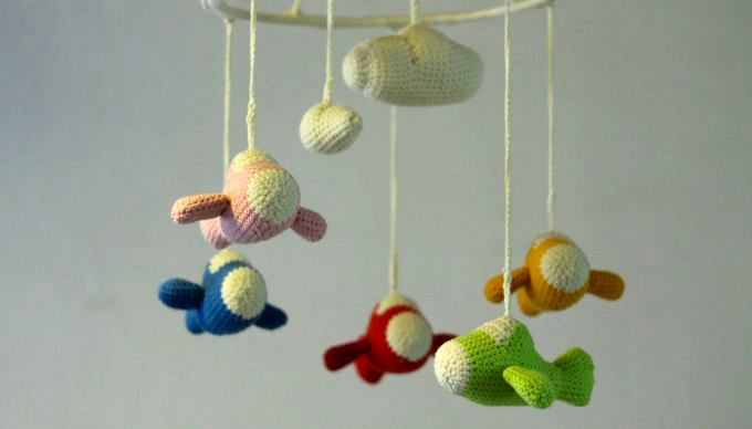 Horgolj forgót a babának – amigurumi repülők a kiságy fölött/Fotó: Vidra