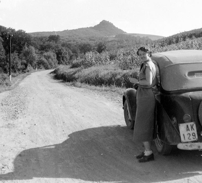 Utazás, autó, nő. Szinte mindenkinek van hasonló képe. Dátum: 1953 Fotó: Fortepan