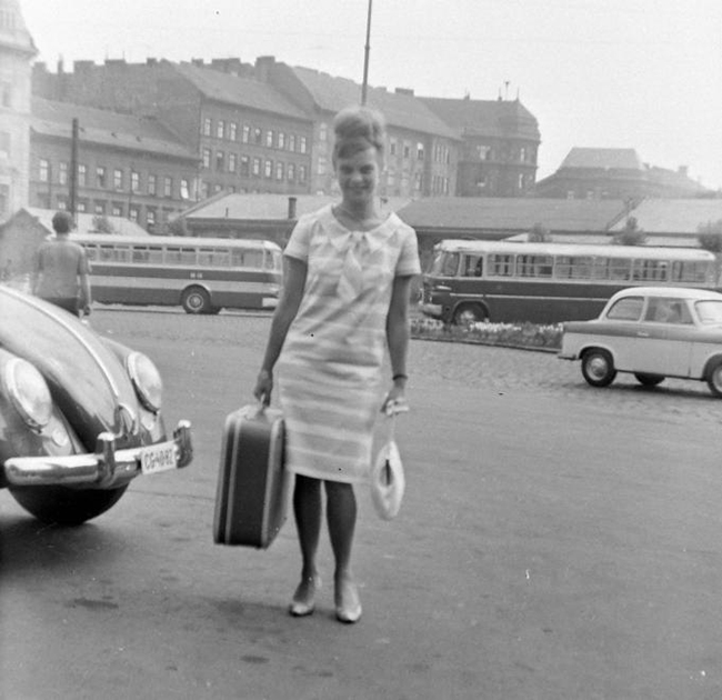 Szép remények: a legjobb ruhámban, egy bőrönddel megérkeztem Budapestre. Dátum: 1968 Fotó: Fortepan