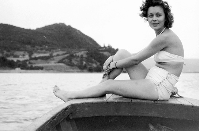 Nyári emlékek: víz, hajó, fürdőruha és csak az utóbbi árulja el, hogy nem idén nyáron készült a kép. Dátum: 1953 Fotó: Fortepan