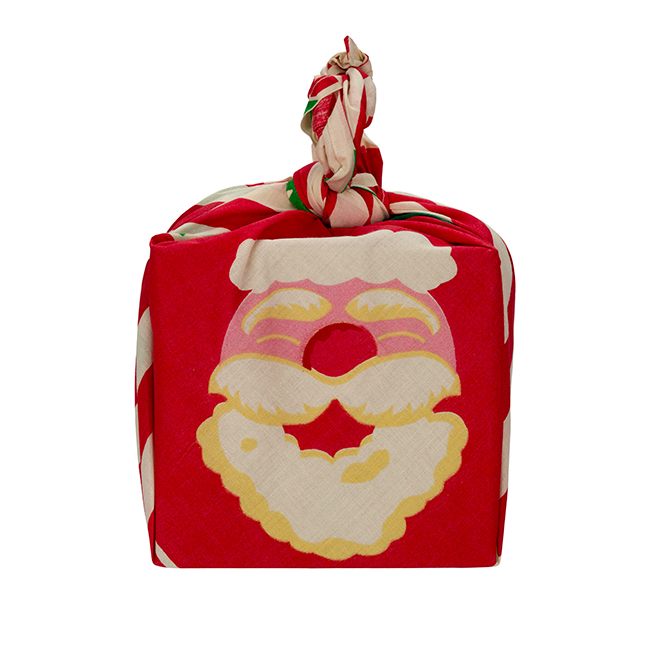 És íme egy remekül összeválogatott, kendővel átkötött Mikulás csomag a Lush-tól: FATHER CHRISTMAS ajándékcsomag. (Tartalma: Father Christmas fürdőbomba, Butterbear fürdőbomba, FUN Santa gyurmaszappan 200g, Santa's Belly tusfürdőzselé 100g.)