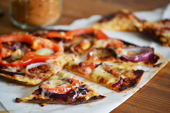 A megunhatatlan: piros pesto, kaliforninai paprika, hagyma, chili és sajt. Pizzán és tortilla pizzán is tökéletes. (Fotó: Myreille)